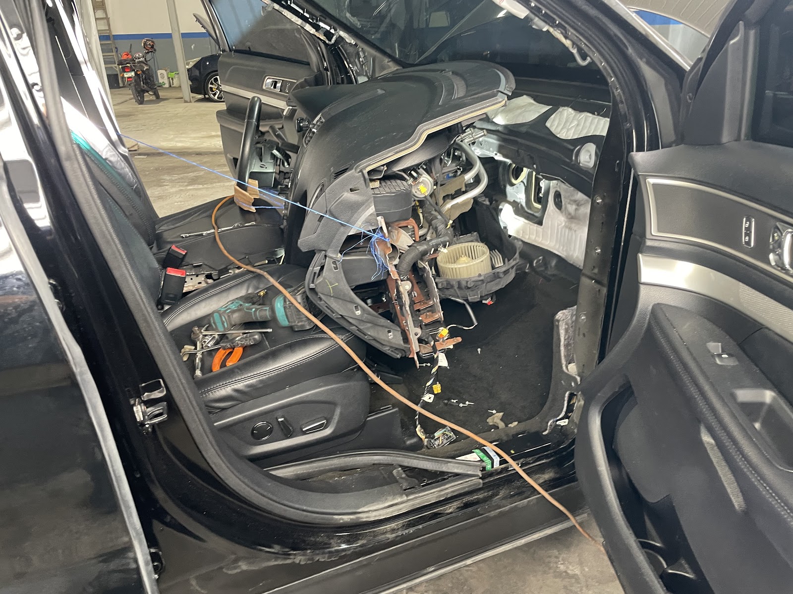 Tablero de un auto desmontado en el taller para acceder al evaporador del aire acondicionado