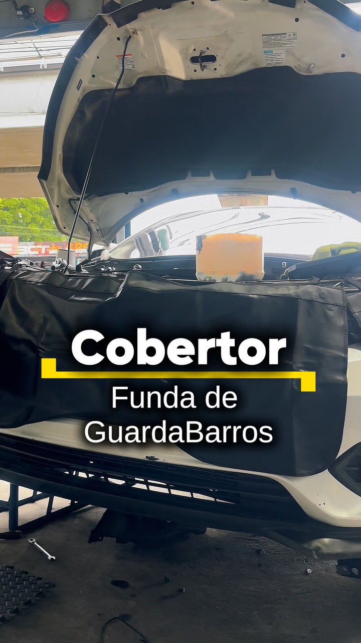 Cobertor y funda de guardabarros colocados para proteger la pintura del auto durante el trabajo