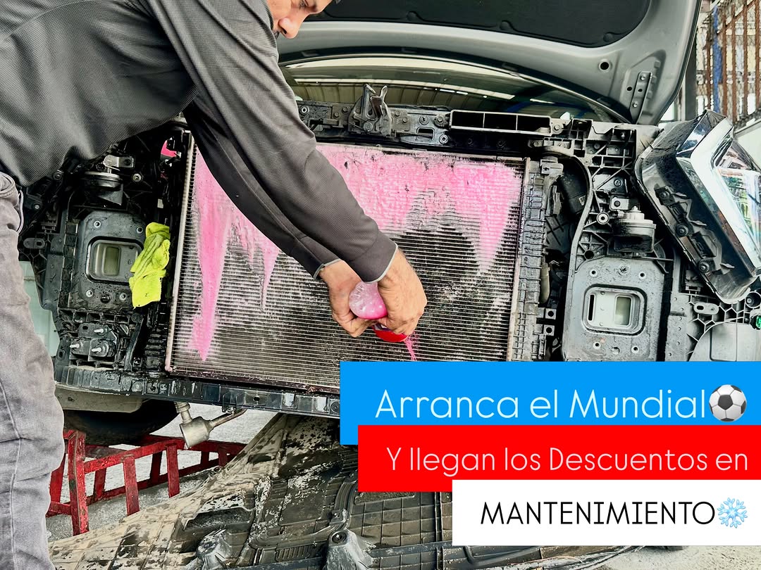 Técnico de Aire Polar limpiando el radiador con espuma durante un mantenimiento